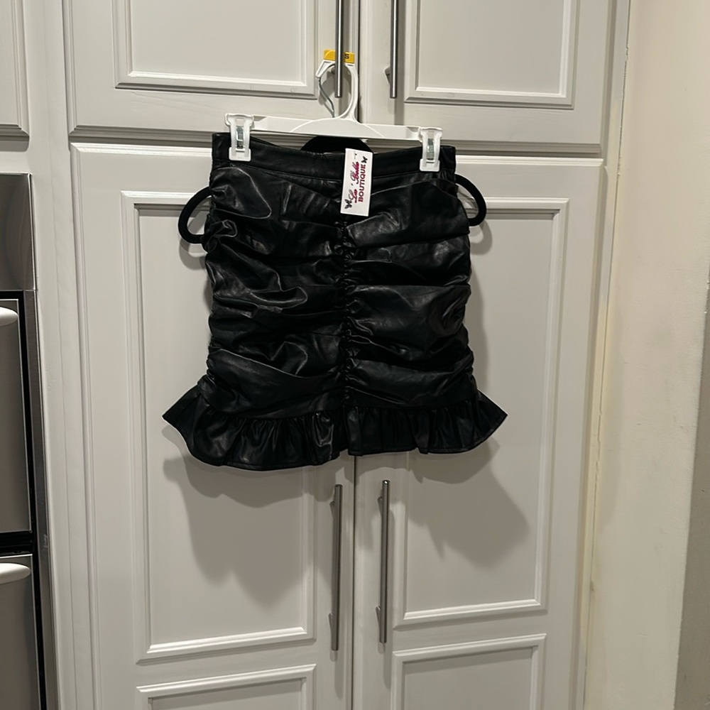 NWT sz medium pleather mini skirt black
